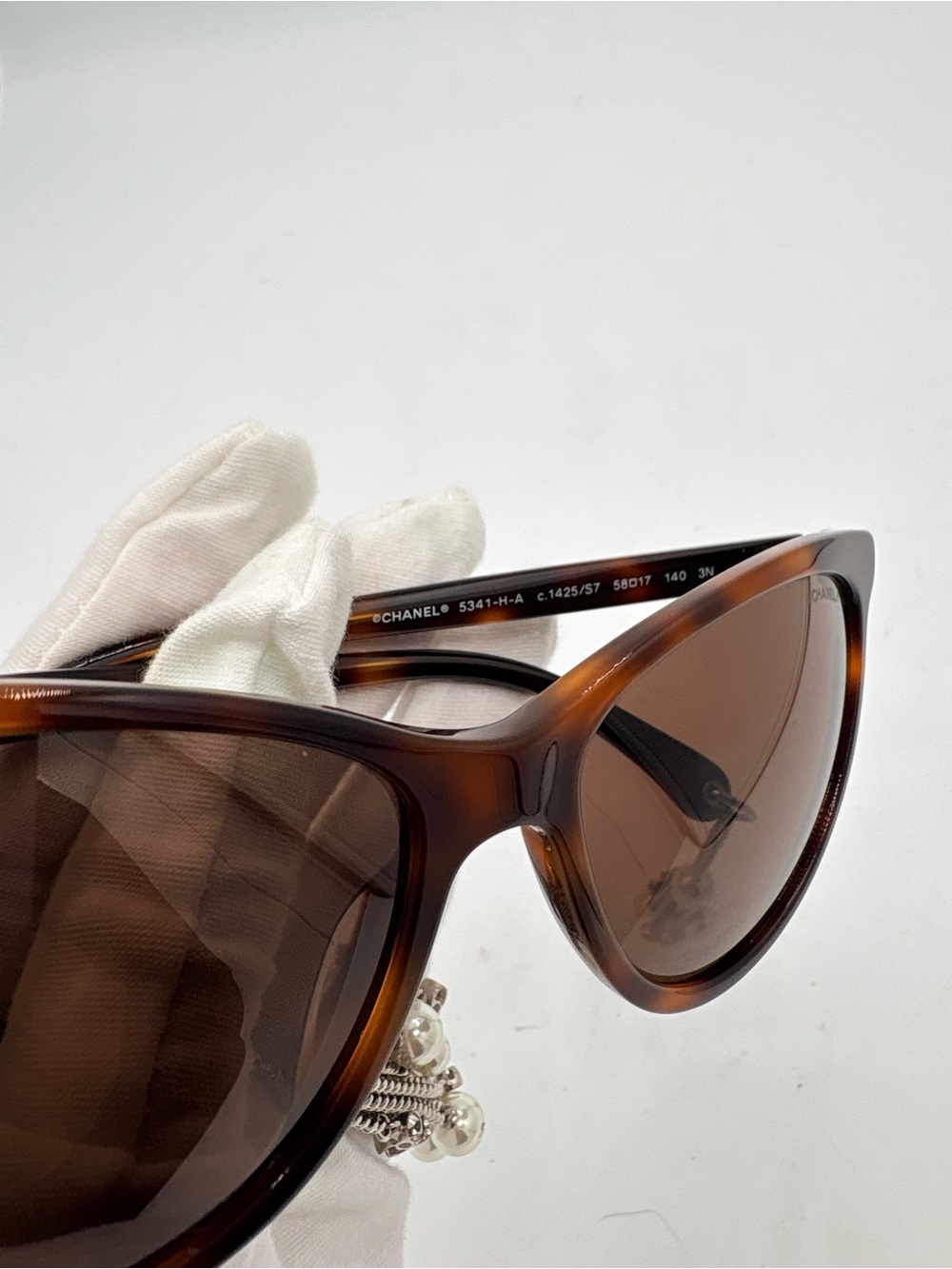 CHANEL Limited Edition Tortoiseshell Cat-Eye Sunglasses with Pearl Tassel Chain - Picture 7 of 11